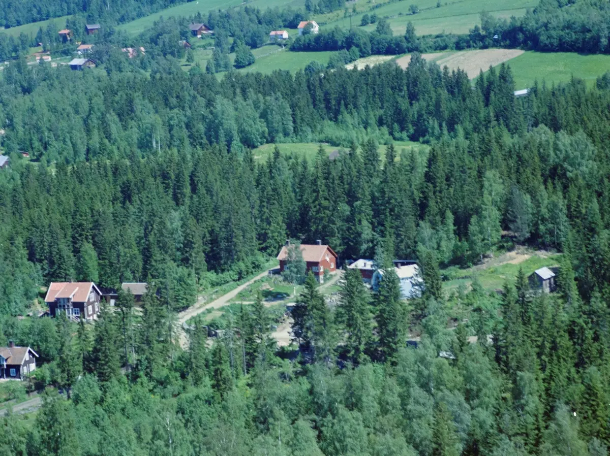 Flyfoto, Lillehammer, Søre Ål. Bildet er fra området like syd-øst for Søre Ål skole. Gamle Åsmarkvegen skimtes mellom trærne horisontalt, mens den smale veien mellom husene fører opp til dagens Fredrik Collets veg. Den brune villaen til venstre er gamle Gamle Åsmarkveg 16. Skog og jorder i bakkant.