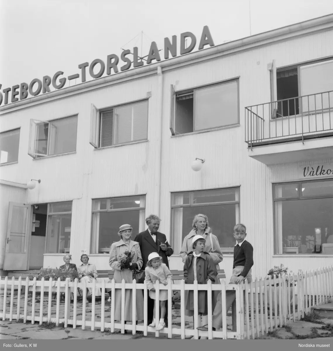 Väntande människor på flygplatsen Göteborg- Torslanda.