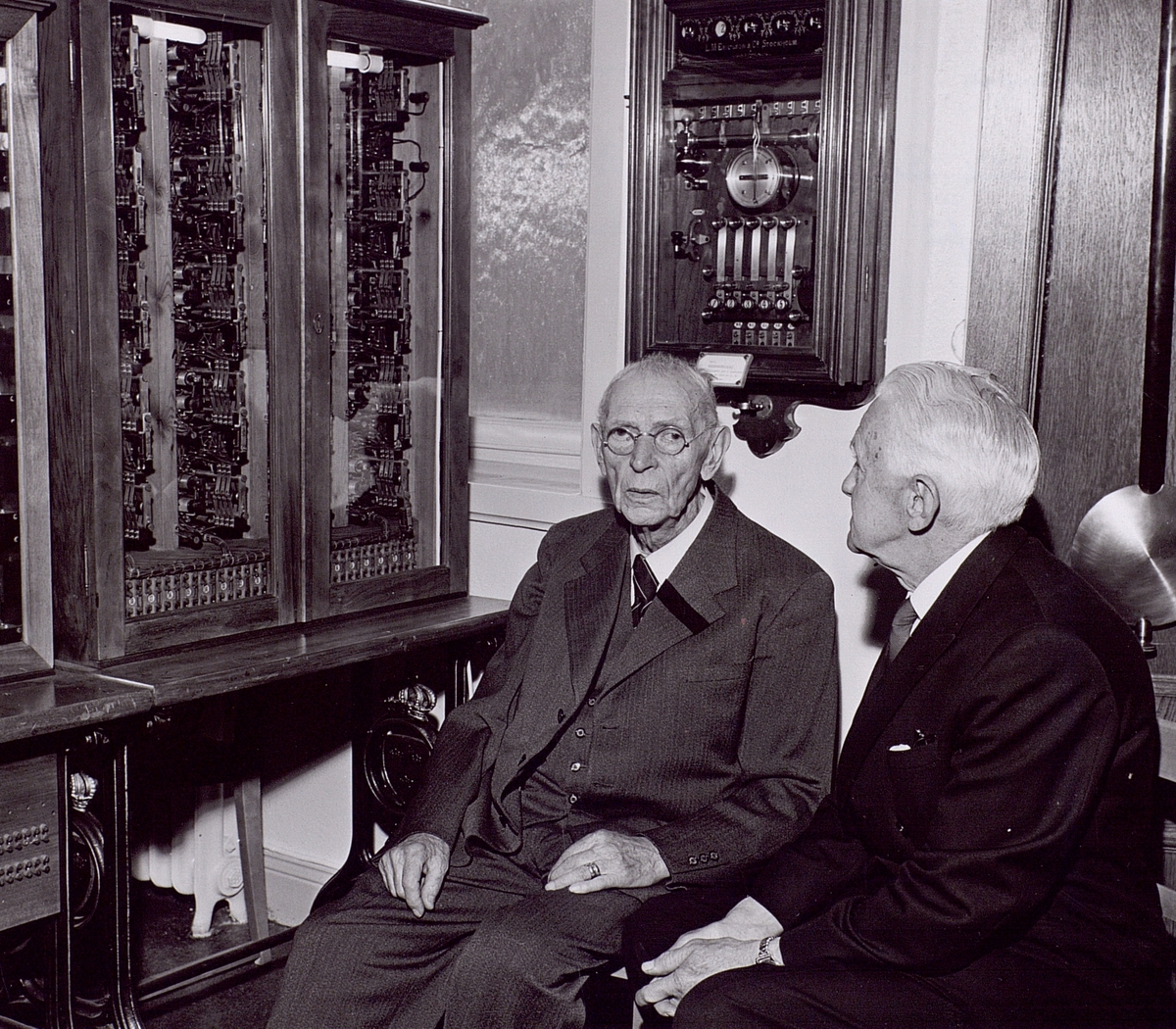 Telemuseums 25-årsjubileum 1962. Ingenjör Bertil Brander och Nils Palmgren framför Betulanderväxeln av år 1900.