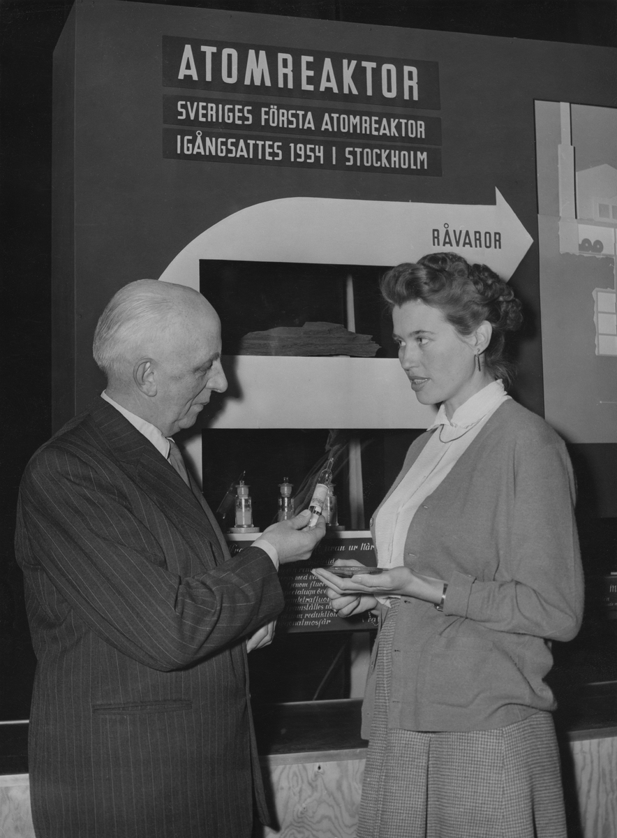 Bildtext: Civiling. Torsten Wilner och fru Britt Arbén. Atomarium 13 jan 1955.