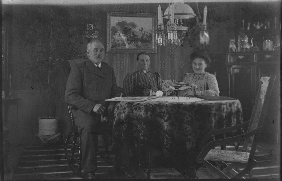 Baker Karl E., Martha og Ida Ustad