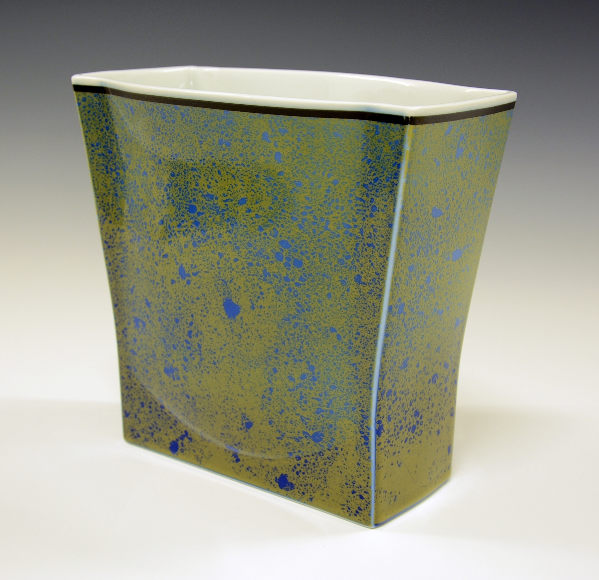 Vase i porselen. Rektangulær form. 
Kunstner: Leif Helge Enger.