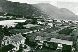 Flå sentrum med kyrkja i bakgrunn.