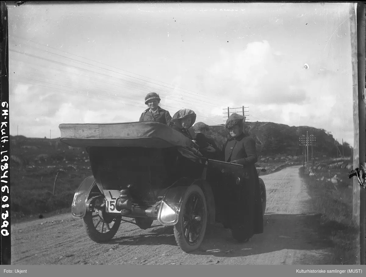 Bil med sjåfor. Fra venstre: frk. Michaelsen, Olga Berentsen og Lina Gabrielsen.