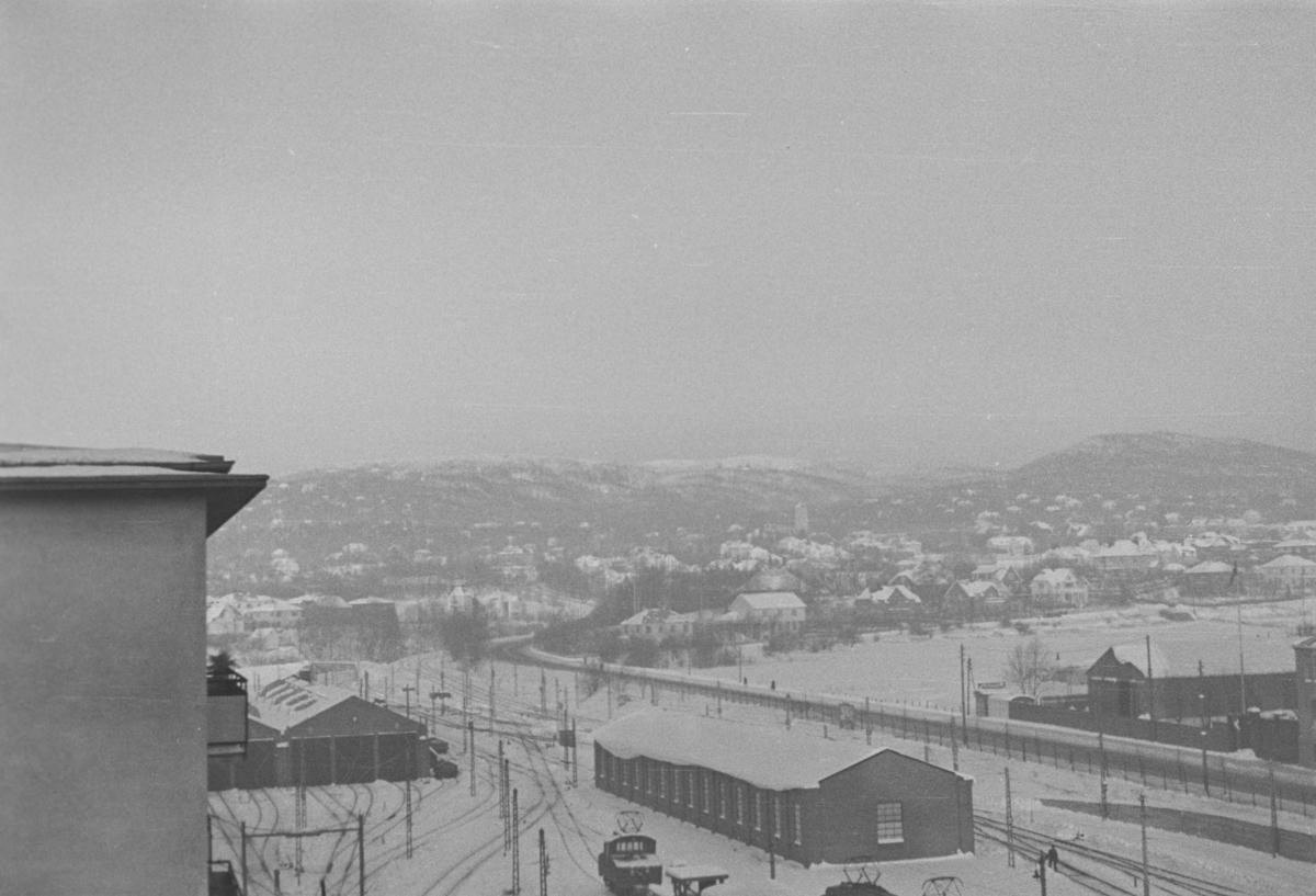 Utsikt over Majorstuen stasjon. I forgrunnen Holmenkollbanens 2. godshus. Vi ser et av lokomotivene L1 eller L2. Vognen ved godshuset er en «panser» - mest sannsynlig godsvogn 91, som senere ble bygd om til personvogn 43