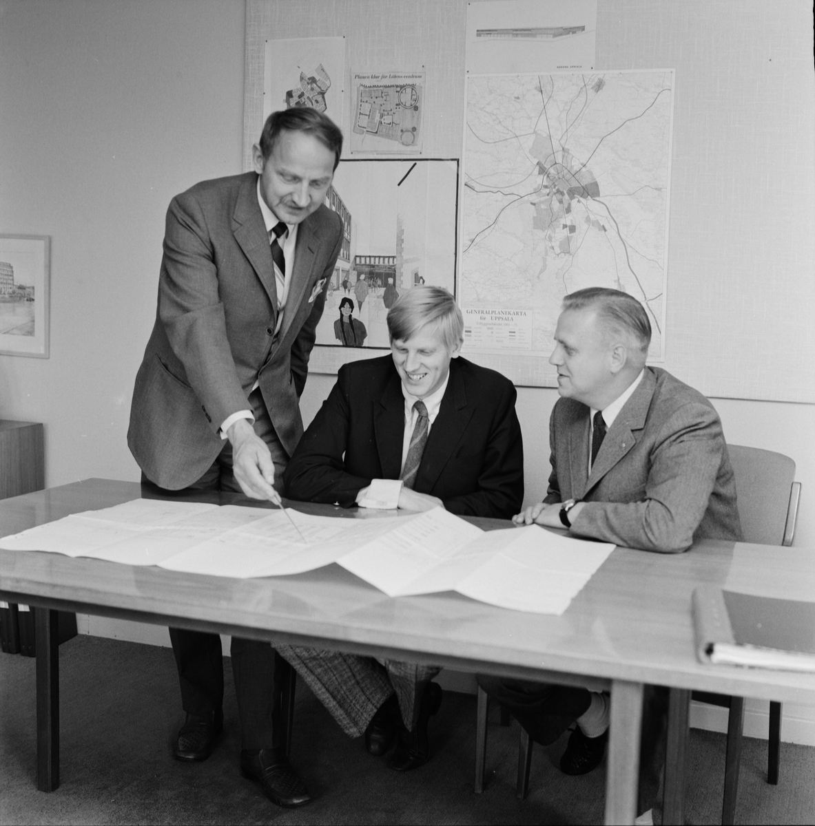 Planeringen för nya ICA Kvantum i Gränby centrum i Uppsala går in på spurten. Här Hakonbolagets butiksplanerare Gunnar Carlson, Carl-Erik Eliason och Nils-Erik Ottersgård, Uppsala augusti 1971