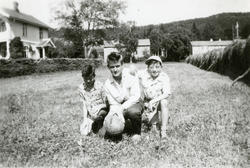 til venstre bak: Fredly, "Widt-huset" "Rangneshuset" på Fugl