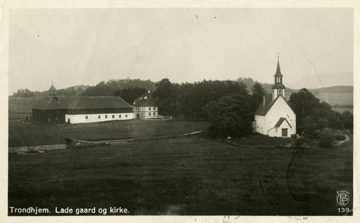 Bilde av Lade gård og Lade kirke. Ringve gård (og Rognli) vises i bakgrunnen.