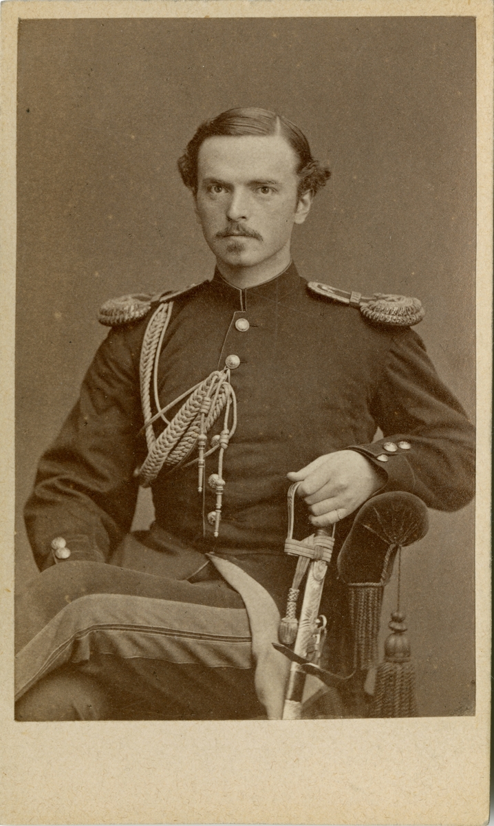 Porträtt av Albert Axel Uggla, löjtnant vid Generalstaben.

Se även bild AMA.0021869.