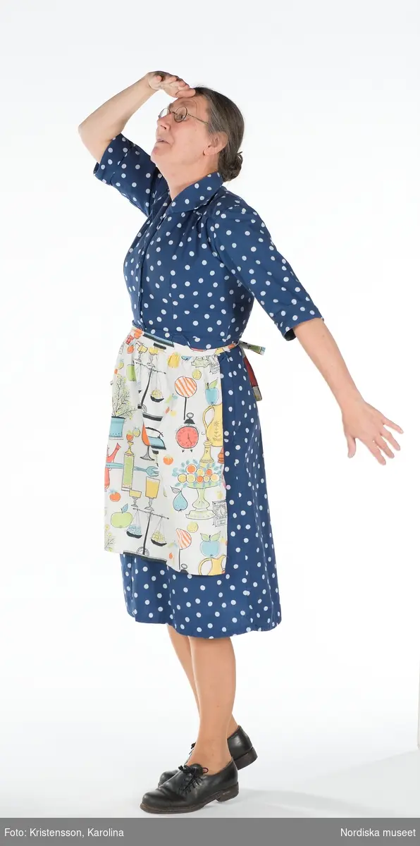 Christina AraskogToll utklädd till hemmafru 1940-tal. Fotograferad i projekt "Skapande skola" med barn och lärare i Skogås skola