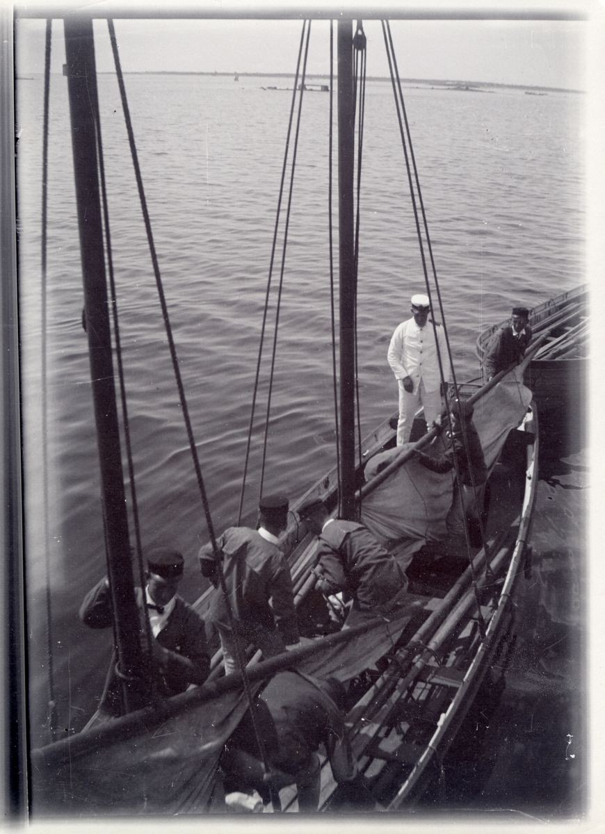 Gåva av Otto von Fieandt.
Kadetterna har exercis i båtsegling Carlskrona 1909