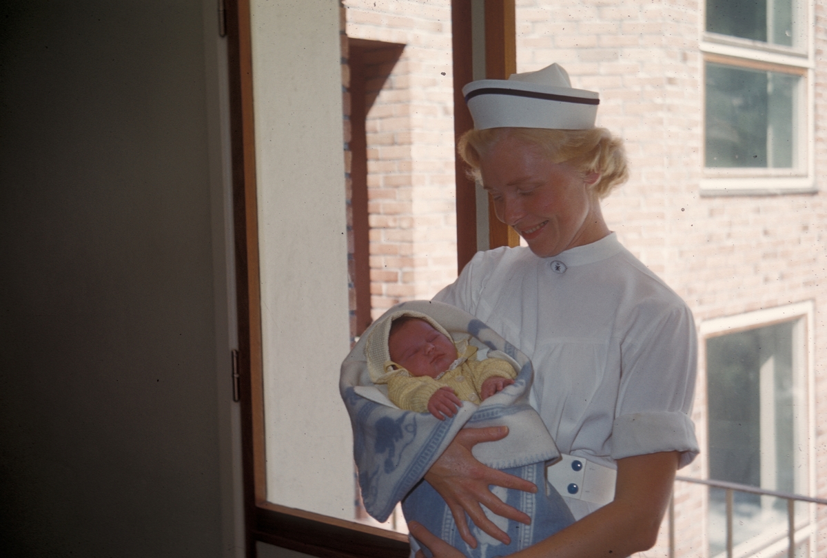 Jordmor Olaug Rui med baby på fødeavdeling ved Odda sjukehus. 