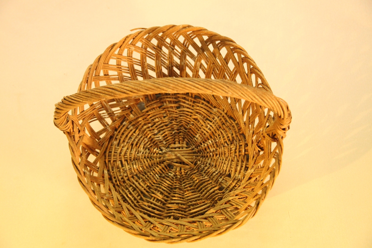 Sendingskurv til bruk i begravelser, barnefødsler o.l. Til å frakte mat i.