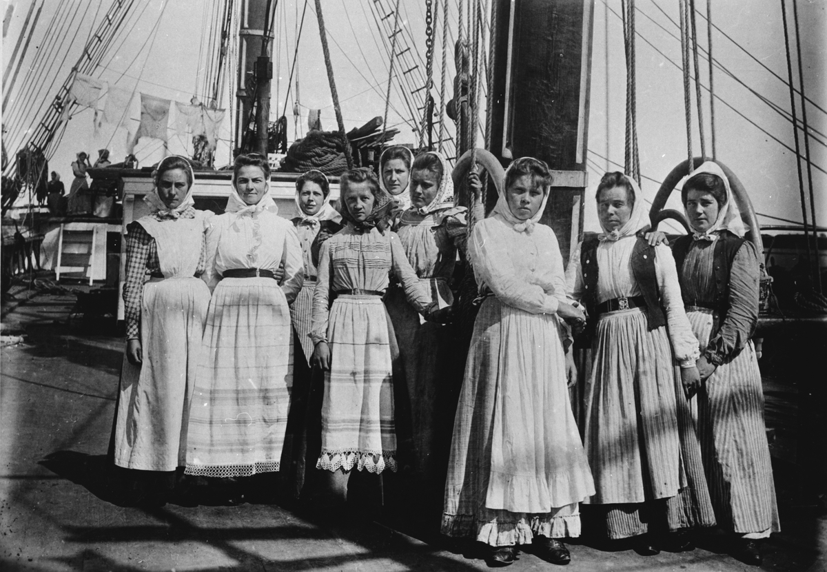 "Splitvedsjäntor" ombord på en skuta.
Tredje från vänster: Angela Schelin, fjärde Rönnqvist, Långrör andra från höger. 1898-1903.
