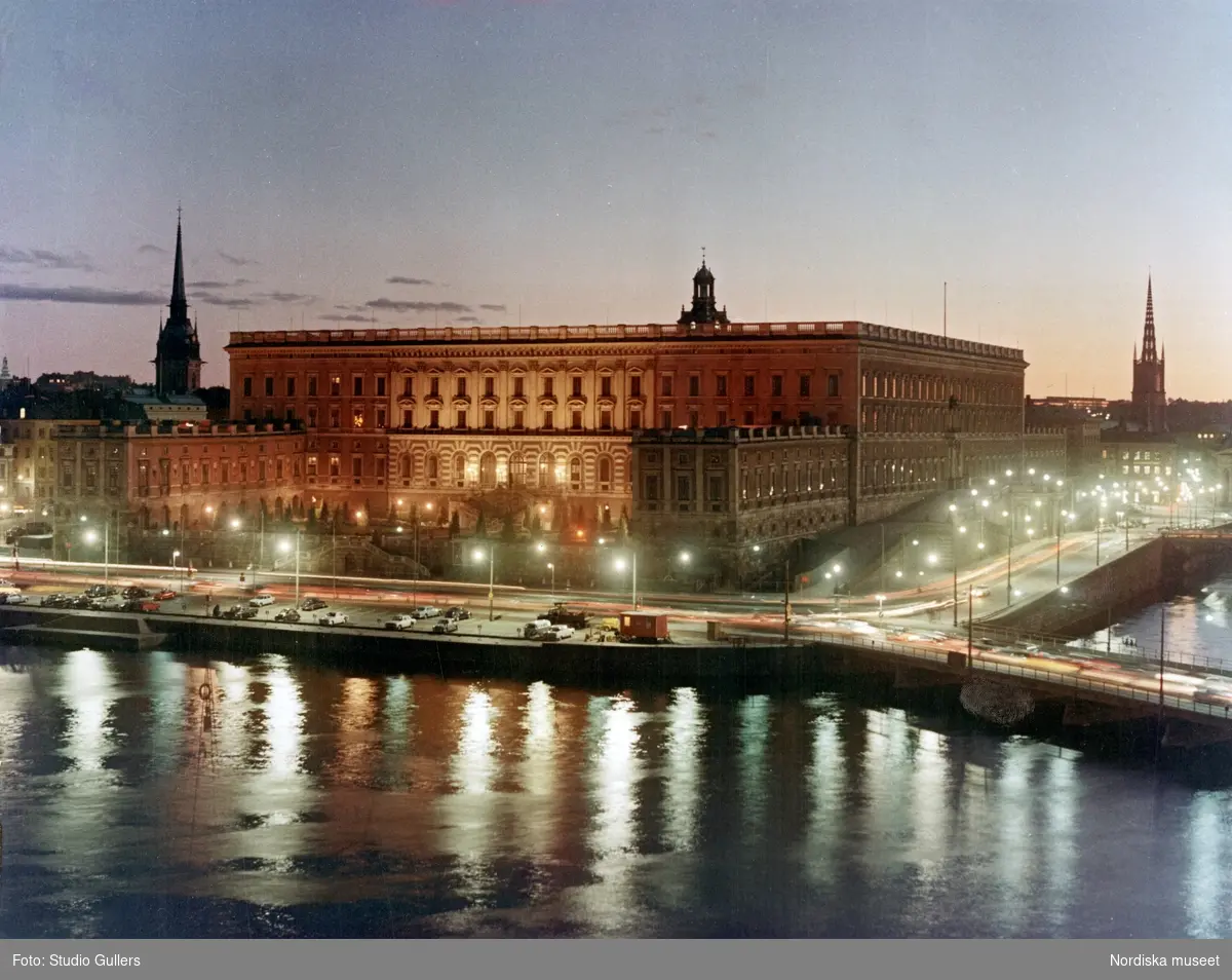 Stockholm. Kvällsbild med vy över Kungliga slottet.