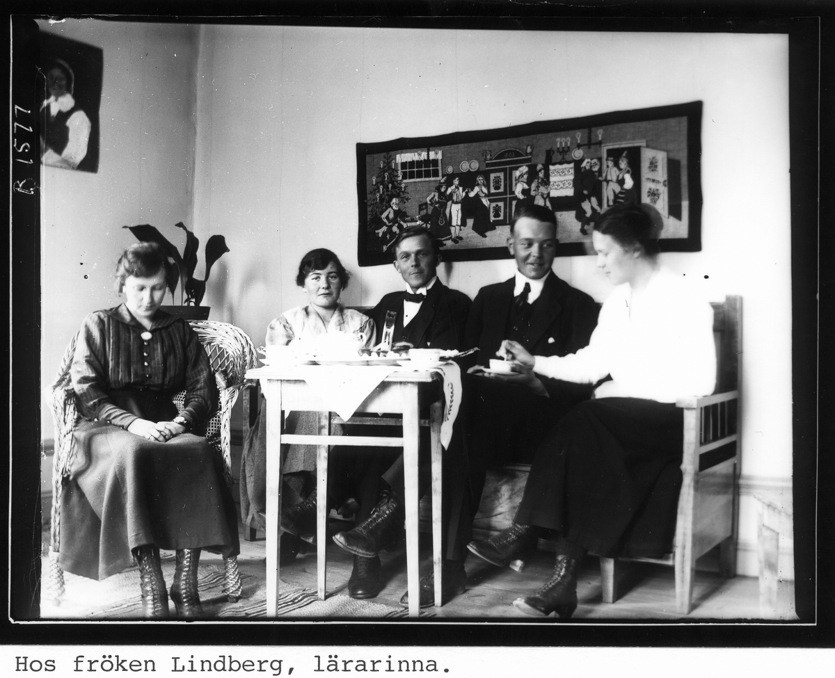 Hos fröken Lindberg, lärarinna. Från vänster: Valborg Östling, Karin Hedlund, Carl Wiklund, Folke Lövgren och Elna Lindberg.