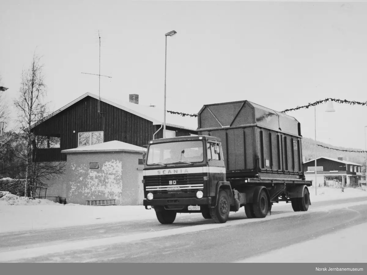 Scania-lastebil HJ 11517 med fliscontainer på Flisa