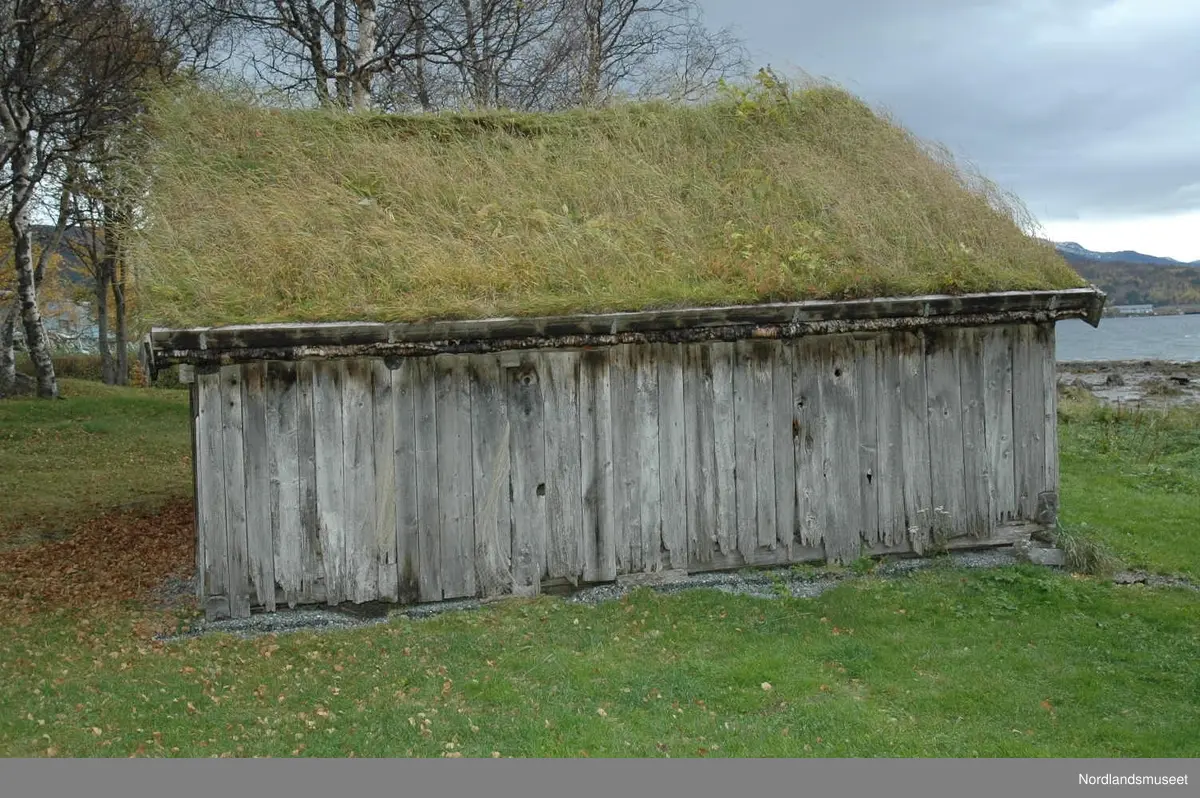 Sjøbua er et gammelt naust, som står nede ved fjæra på Bygdetunet. Bygget har et laftet  hovedrom med svaler og forgang  i reisverk. Laftet er sekskantlaft. Ytterveggene er laft i nordveggen og svalene er bordkledd med eldre umalt panel. Panel er av typen som smitt´ – fallende bredder. Syllmur (tørrmurt natursteinsmur). Et lite vindu i den laftede delen av nordveggen. Innvendig gulv er av tre, og i bua er gulvet orginalt.

Taket er bærende konstruksjon sperretak med liggende tro. En del eldre trobord bevart. Taktekket er torv på plast.  Takkroker av jern, moderne type med dekor. Torvhall og vindskier av rettkantet virke. Never på kanten.

Bygget er satt opp nede ved fjæra på flatt underlag.