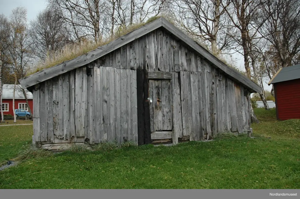 Sjøbua er et gammelt naust, som står nede ved fjæra på Bygdetunet. Bygget har et laftet  hovedrom med svaler og forgang  i reisverk. Laftet er sekskantlaft. Ytterveggene er laft i nordveggen og svalene er bordkledd med eldre umalt panel. Panel er av typen som smitt´ – fallende bredder. Syllmur (tørrmurt natursteinsmur). Et lite vindu i den laftede delen av nordveggen. Innvendig gulv er av tre, og i bua er gulvet orginalt.

Taket er bærende konstruksjon sperretak med liggende tro. En del eldre trobord bevart. Taktekket er torv på plast.  Takkroker av jern, moderne type med dekor. Torvhall og vindskier av rettkantet virke. Never på kanten.

Bygget er satt opp nede ved fjæra på flatt underlag.
