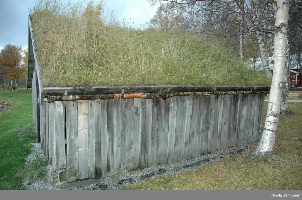 Sjøbua er et gammelt naust, som står nede ved fjæra på Bygdetunet. Bygget har et laftet  hovedrom med svaler og forgang  i reisverk. Laftet er sekskantlaft. Ytterveggene er laft i nordveggen og svalene er bordkledd med eldre umalt panel. Panel er av typen som smitt´ – fallende bredder. Syllmur (tørrmurt natursteinsmur). Et lite vindu i den laftede delen av nordveggen. Innvendig gulv er av tre, og i bua er gulvet orginalt.

Taket er bærende konstruksjon sperretak med liggende tro. En del eldre trobord bevart. Taktekket er torv på plast.  Takkroker av jern, moderne type med dekor. Torvhall og vindskier av rettkantet virke. Never på kanten.

Bygget er satt opp nede ved fjæra på flatt underlag.