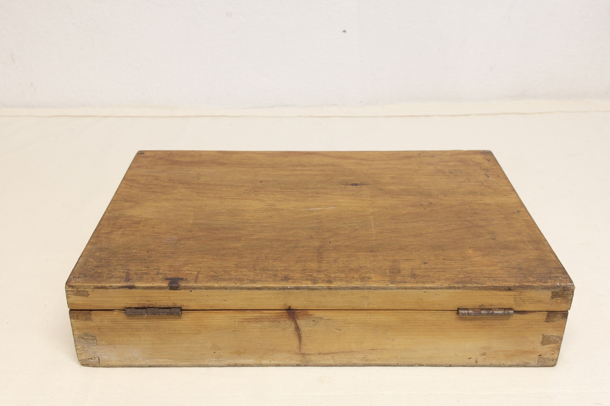 Hovslagerkasse (a) med hovslagerverktøy (b-i) i smidd jern.
A) Kasse i eik (?) med håndtak, hengsler og nøkkel. Nøkkelbeslag skiftet ut etter produksjon.
B) Tang/Brekktang. Innpreging. Til å ta av gamle sko.
C) Kniv/Hovkniv.
D) Dor/Sømdor. Til å få ut gamle søm.
E) Hammer/Klinkhammer/Skohammer. Treskaft.
F) Tang/Hovtang.
G) Jern/Klinkejern.
H) Hestesko.
I) Søm.