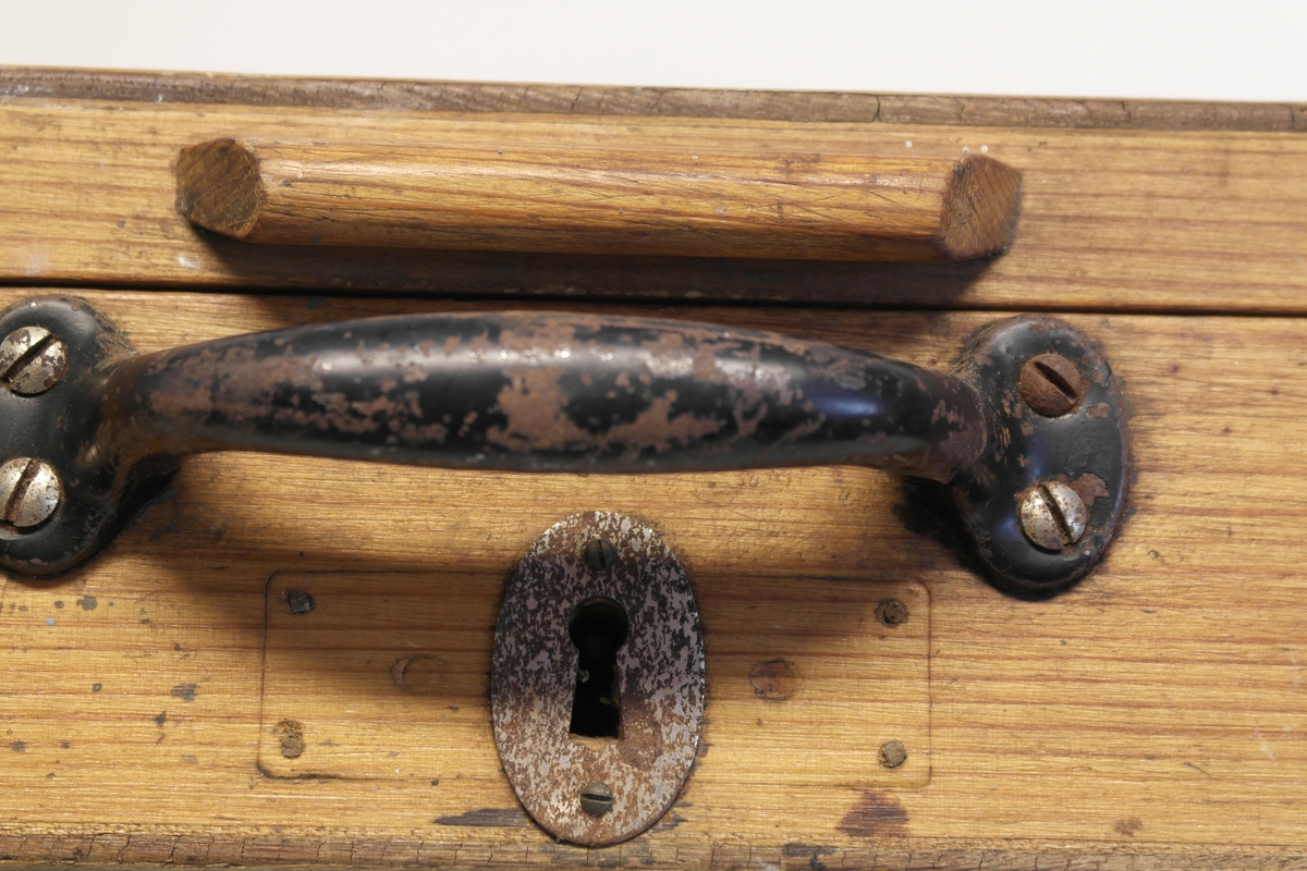 Hovslagerkasse (a) med hovslagerverktøy (b-i) i smidd jern.
A) Kasse i eik (?) med håndtak, hengsler og nøkkel. Nøkkelbeslag skiftet ut etter produksjon.
B) Tang/Brekktang. Innpreging. Til å ta av gamle sko.
C) Kniv/Hovkniv.
D) Dor/Sømdor. Til å få ut gamle søm.
E) Hammer/Klinkhammer/Skohammer. Treskaft.
F) Tang/Hovtang.
G) Jern/Klinkejern.
H) Hestesko.
I) Søm.