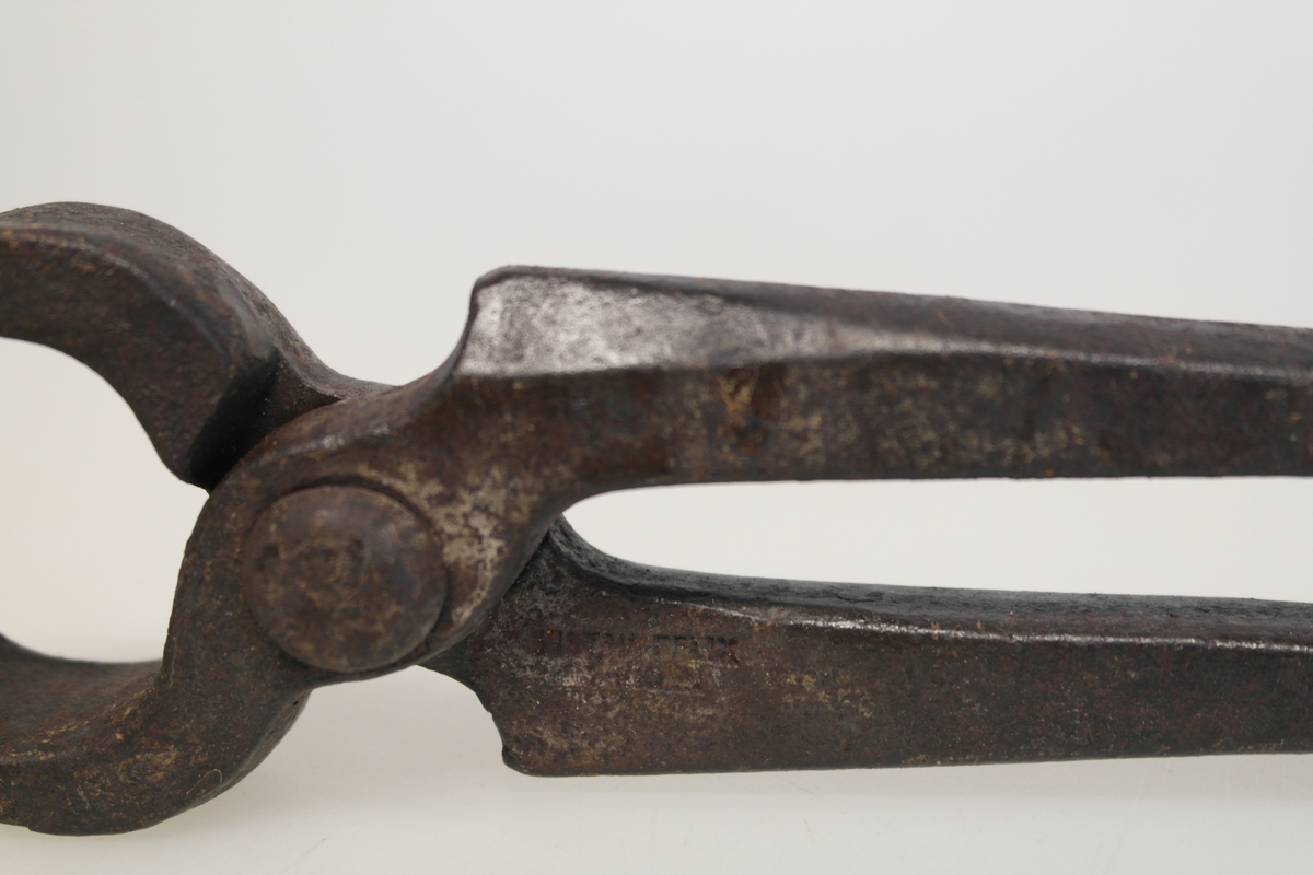 Hovslagerkasse (a) med hovslagerverktøy (b-i) i smidd jern.
A) Kasse i eik (?) med håndtak, hengsler og nøkkel. Nøkkelbeslag skiftet ut etter produksjon.
B) Tang/Brekktang. Innpreging. Til å ta av gamle sko.
C) Kniv/Hovkniv.
D) Dor/Sømdor. Til å få ut gamle søm.
E) Hammer/Klinkhammer/Skohammer. Treskaft.
F) Tang/Hovtang.
G) Jern/Klinkejern.
H) Hestesko.
I) Søm.