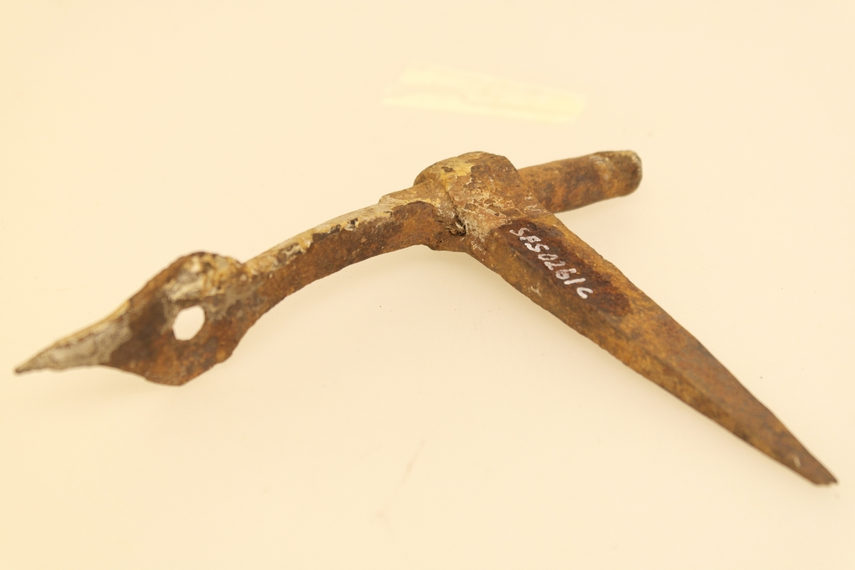 2 hengsler og 1 gjenge i smidd jern. Hjerteformet beslag på hengslene. Rundt beslag med 6 naglehull.
Ornament på gjengjernet.