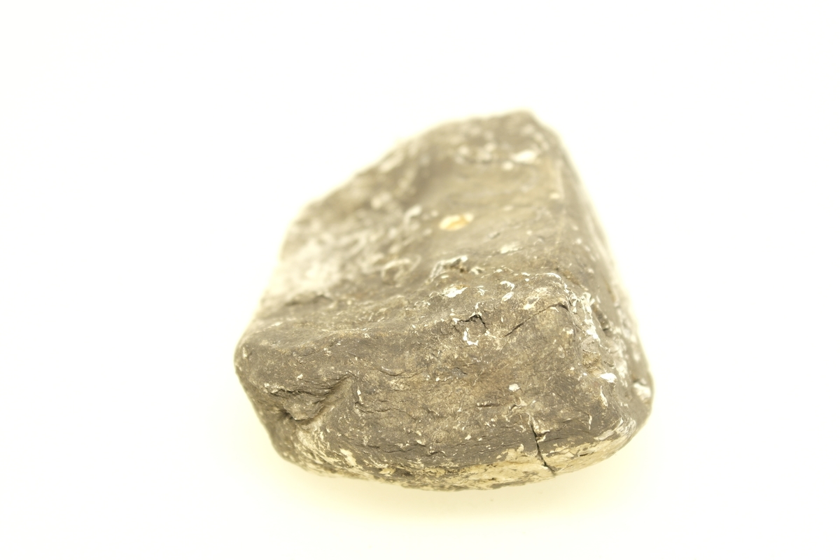 Knivkjuke (sopp), som vokser på trestammer. Brukt som "nålepute" for kniver. Initialer skåret inn.