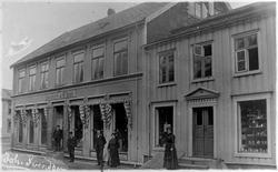 sjøgata 22-24.jacobsen & elnans forretning