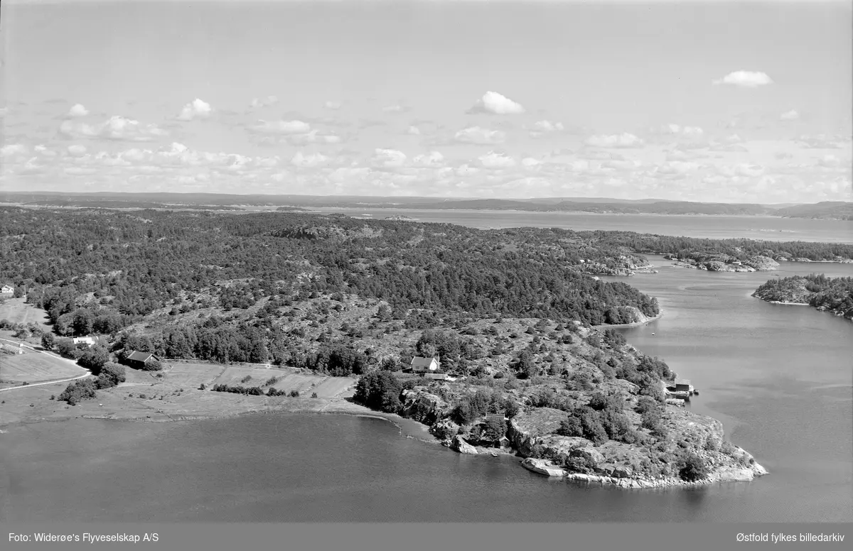 Karvika, Kirkeøy, på Hvaler, flyfoto 1. august 1957.