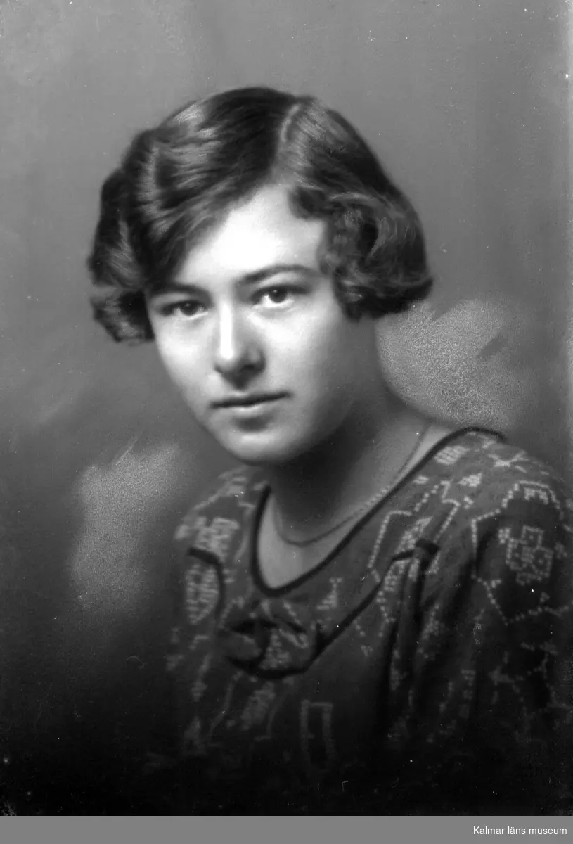 Ateljébild på en kvinna i halsband. Enligt Walter Olsons journal är bilden beställd av Marie Louise Olsson.
