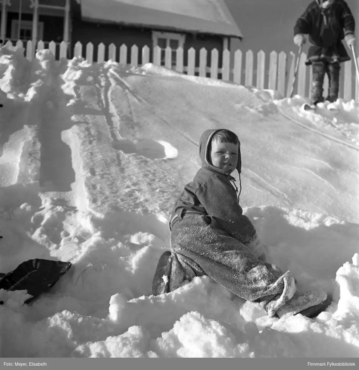 Arvid Dal fotografert i lek i snøen i Kautokeino.