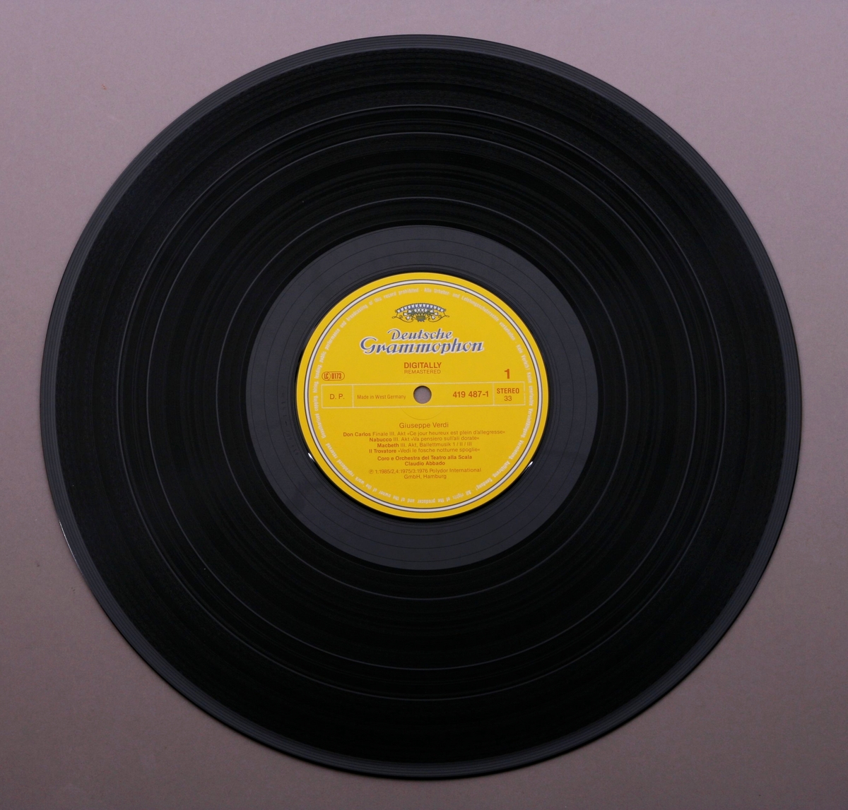 Grammofonplate i svart vinyl og plateomslag i papp. Plata ligger i en plast- og papirlomme.