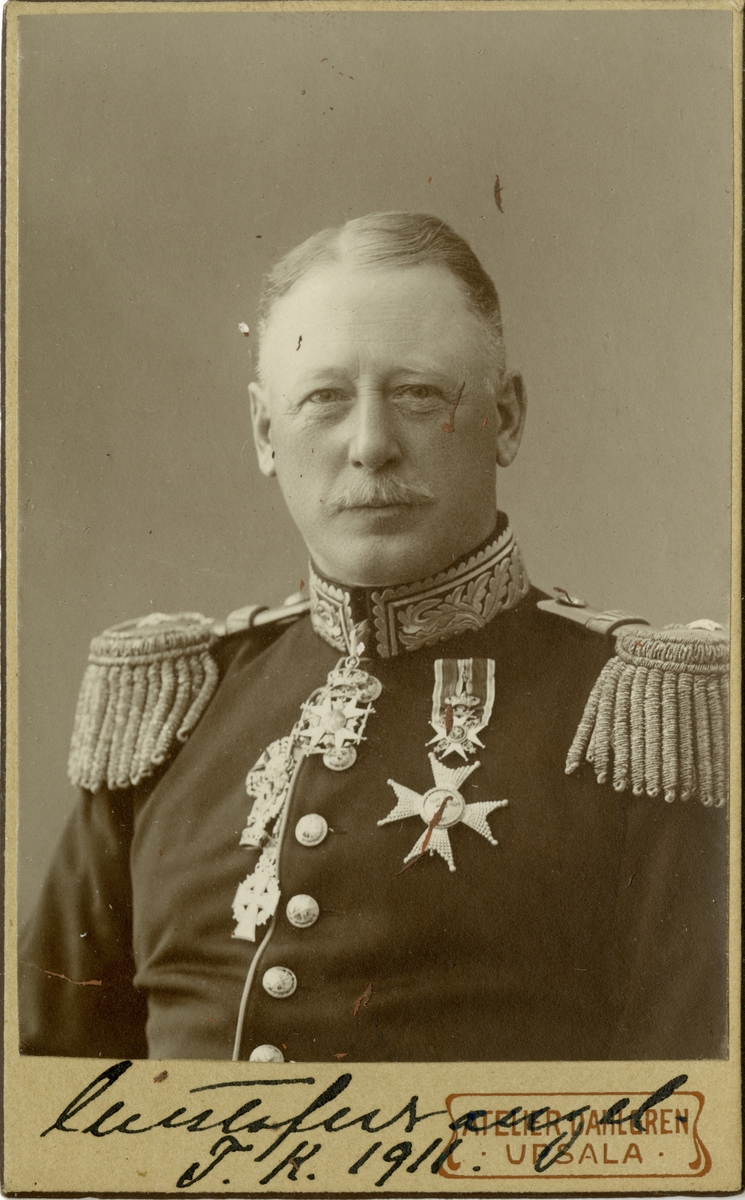 Porträtt av Johan Gustaf Fabian Wrangel, generalmajor vid Hälsinge regemente I 14.
Se även AMA.0009215 och AMA.0009198, AMA.0009233 och AMA.0009202.