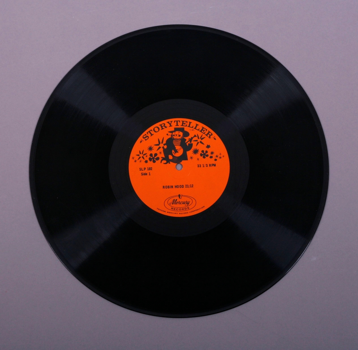 Grammofonplate i svart vinyl og plateomslag i papp.