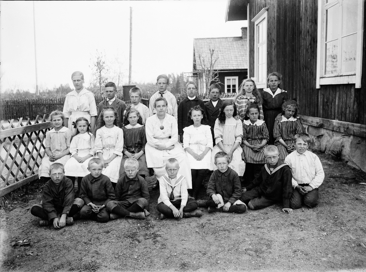 Skolklass vid Svalsbo skola, Valö socken, Uppland 1919
