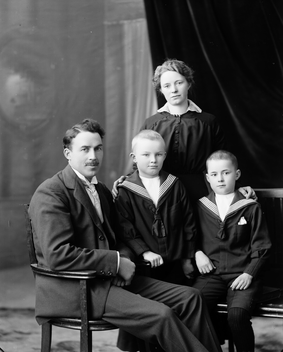 O. Holms familj, Norra Centralgatan 30. April 1917





