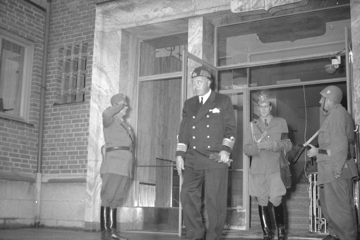 Manöver i Gävle. 23 september - 29 september 1952.
Kunga- och Prinsbesök. Prins Bertil besöker Länsstyrelsen
