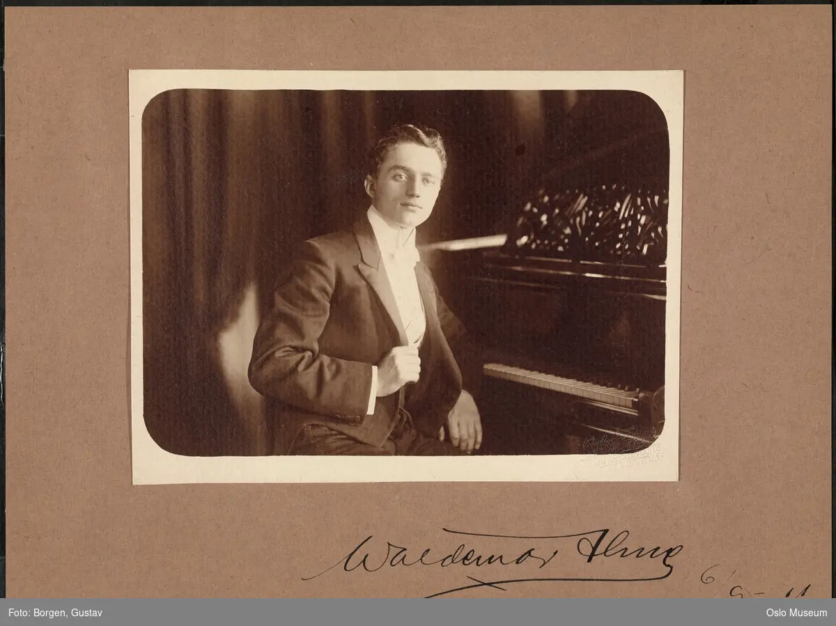 portrett, mann, pianist, organist, komponist, sittende halvfigur ved piano