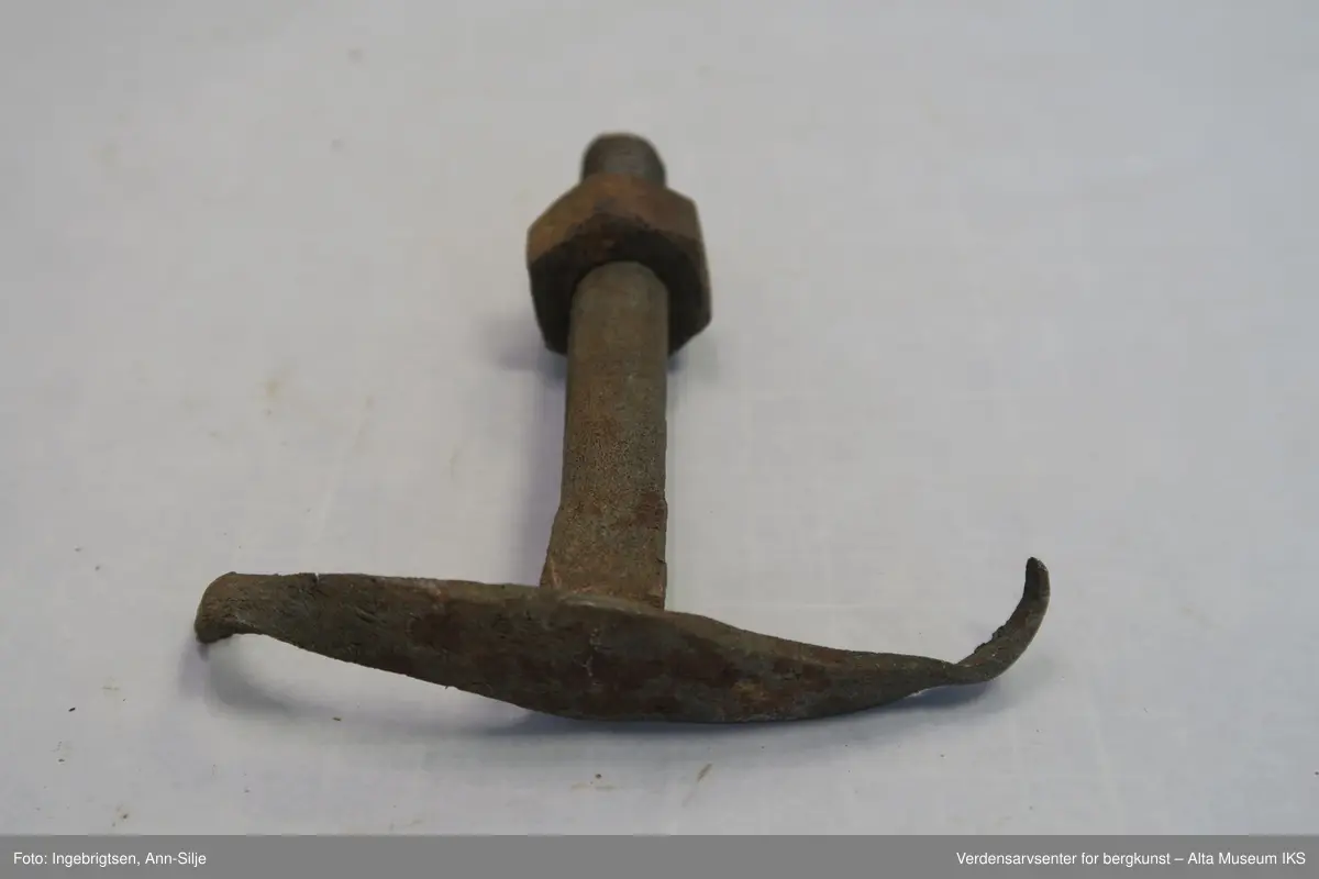 Spesiell bolt med 14cm tverrstykke istedetfor hode.