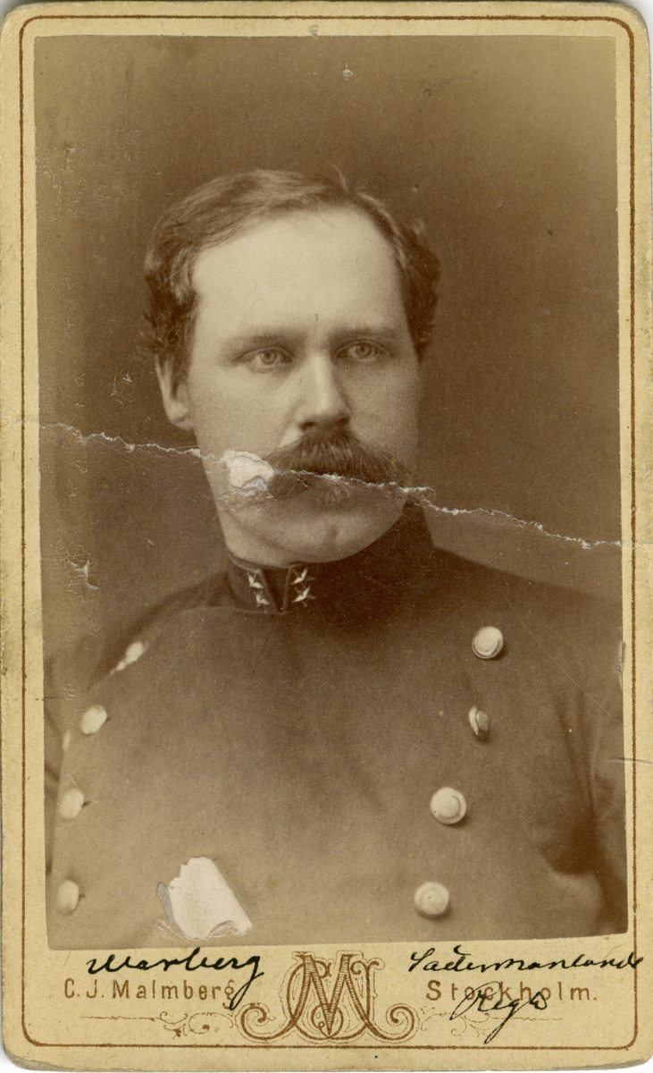 Porträtt av Carl Gustaf Adolf Warberg, löjtnant vid Södermanlands regemente I 10.
Se även bild AMA.0009212 och AMA.0021812.