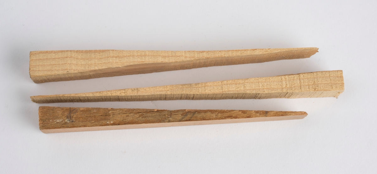 Pose med trestykker av ulik lengde og form funnet sammen med
de øvrige redskapene brukt til trearbeid.