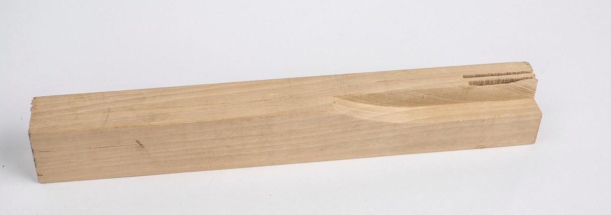 Pose med trestykker av ulik lengde og form funnet sammen med
de øvrige redskapene brukt til trearbeid.