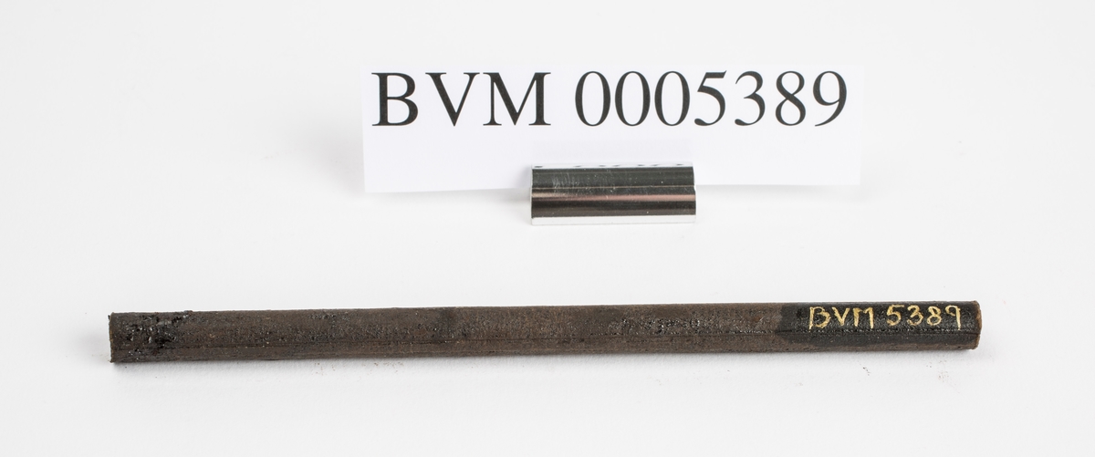 Svart tjæreinnsatt tre- eller papprør funnet sammen med
redskaper brukt til trearbeid. Mulig er denne brukt som
blyantholder.