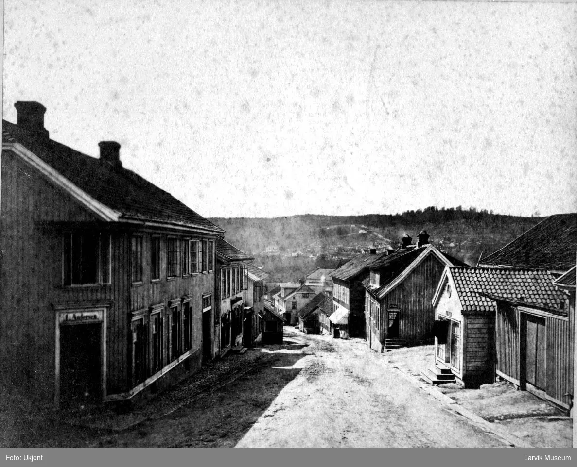 Kongegata i Larvik, bebyggelsesmønster, boliger, gate.
Bak på bildet står det "Paa venstre side Lars Andersens gaard, Bertel Stenn gaard"