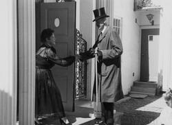 Victoria Bachke hilser Kong Haakon VII velkommen til Musikkh