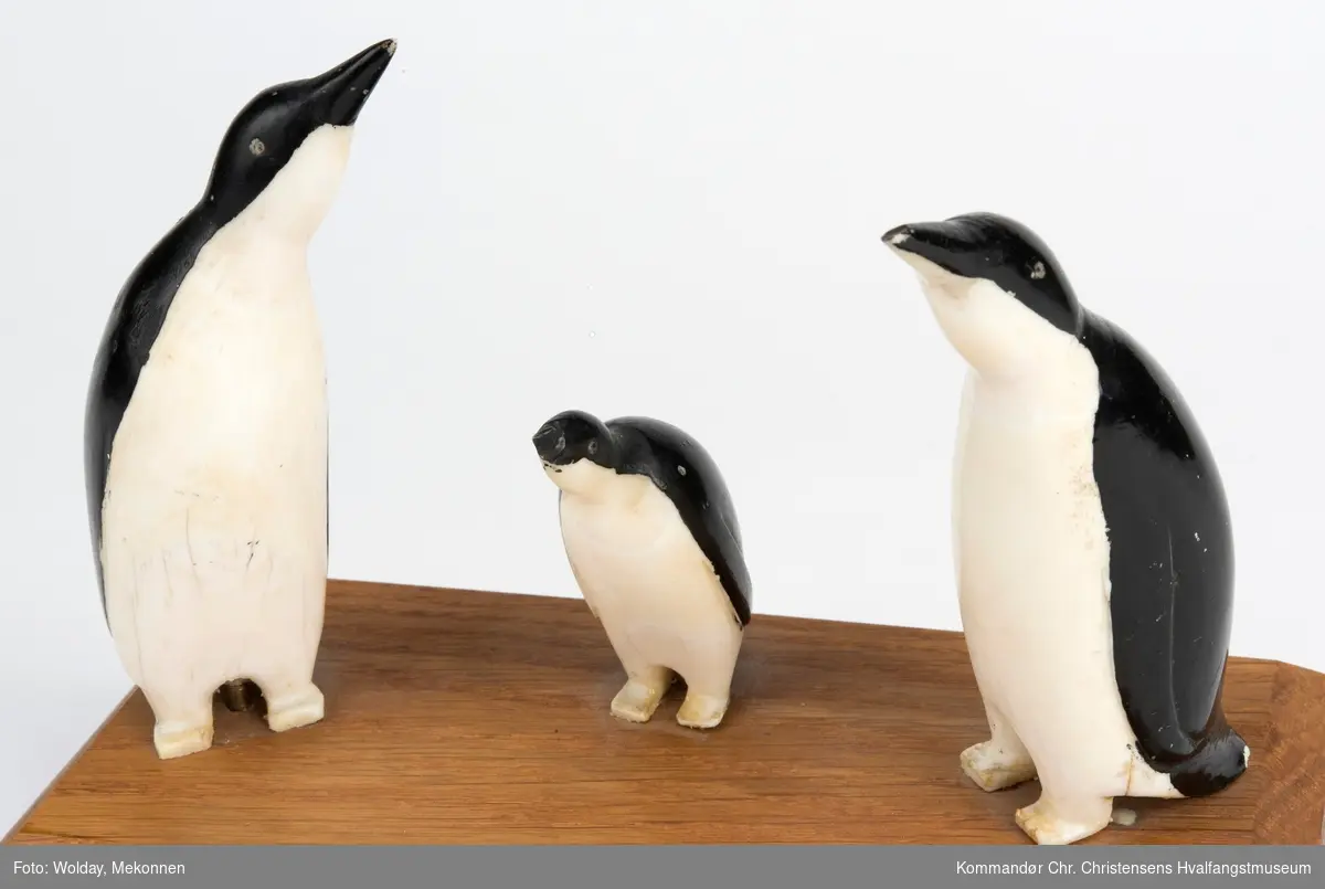 3 pingviner montert på en treplate