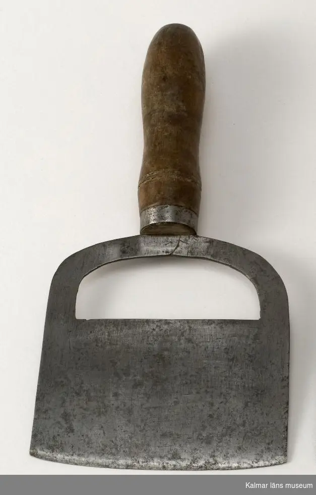 KLM 16056. Hackkniv, av järn, med svarvat trähandtag. Tillverkarstämpel, Elghult A Carlson, 1/12 1888. Bildar par med KLM 16055.