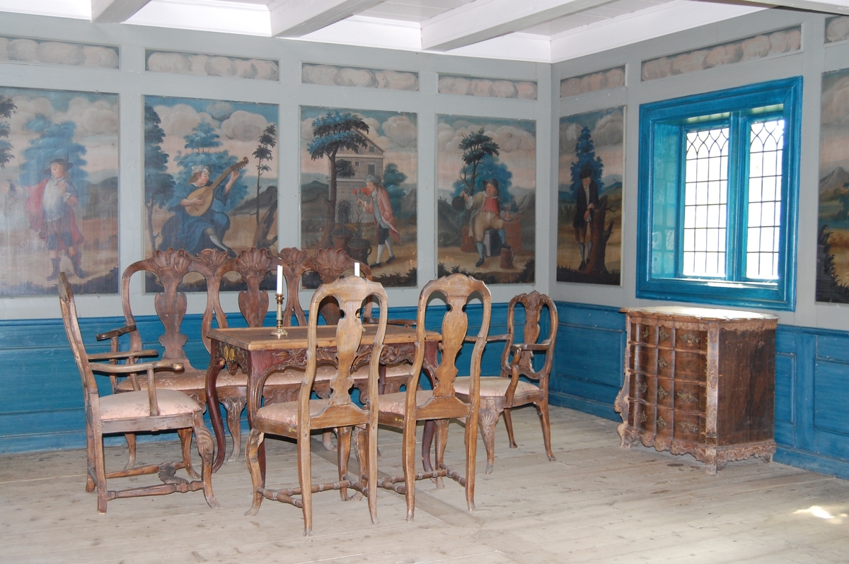 Laftet bygning i to etasjer. Svalgang i begge etasjer på inngangssiden, inntrukket svalgang på nordøstre fasade, der svalgangen ender i en utstikkende "hemmelighet", en utedo. Lukket svalgang i første etasje, delvis åpen svalgang i andre etasje. I svalgangen trapp til andre etasje. Fra svalgangen i første etasje dør inn til stua. Fra stua er det dør inn til et lite kjøkken i nordre hjørne og et kammers i østre hjørne.Stua har malte paneler med bilder med allegoriske motiver, som framstiller sanser og årstider, malt etter trykte forlegg. Disse er malt av Peder Ådnes, og kommer opprinnelig fra Bjellum i Jevnaker. I kammerset er det satt opp to paneler som er framstillinger av gardstunet på Bjellum.